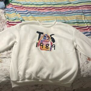 White xl Taylor swift sweat shirt never worn